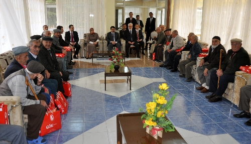 Malatya Valisi Şahin, çocuklar ve yaşlılarla bayramlaştı