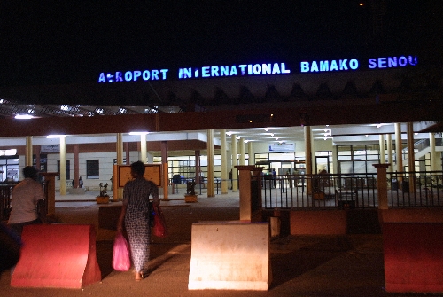 Mali'nin başkenti Bamako'da uçaklar ışık kapatarak iniş yapıyor