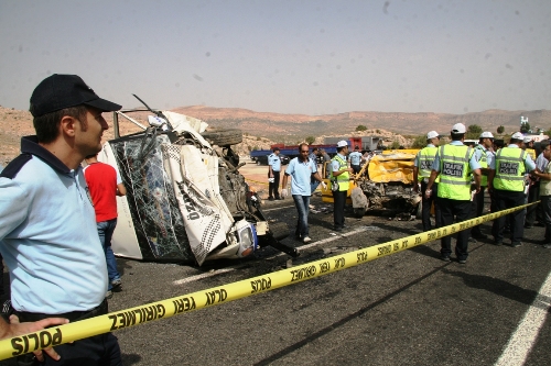 Mardin'de minibüsle taksi çarpıştı: 4 ölü, 12 yaralı