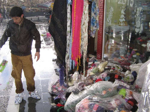 Marmaris'te 15 dakikalık yağmur yolları dereye döndürdü