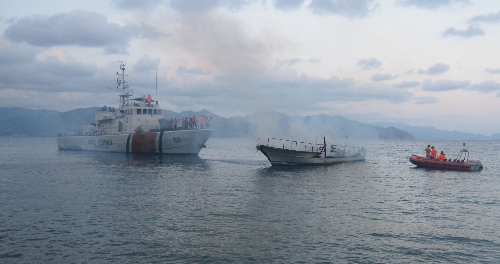 Marmaris'te dalgıç teknesi yanarak battı