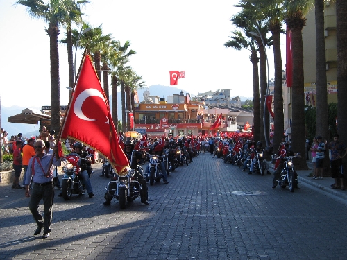 Marmaris'te şehitleri anma ve terörü protesto yürüyüşü