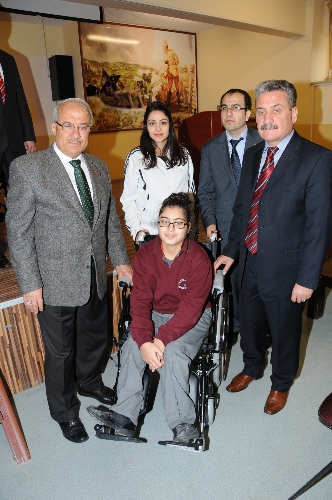 Mavi kapaklar 2 engelli öğrenciyi sevindirdi