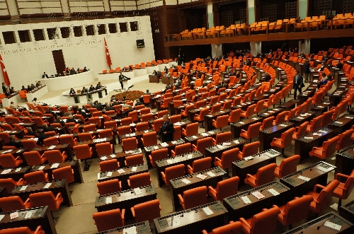 Meclis, Bakan Eker hakkındaki gensoruyu görüşüyor