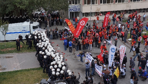 Meclis'e yürümek isteyen DİSK üyelerine müdahale (2)