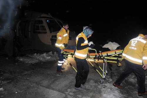 Mehmetçik, hamile öğretmeni helikopterle hastaneye ulaştırdı