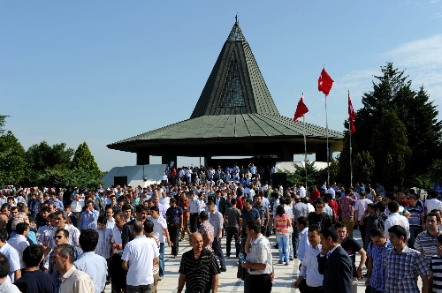 Menderes, Polatkan ve Zorlu kabirleri başında anıldı