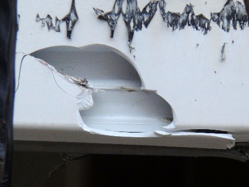 Mermi isabet eden sağlık ocağının hemen yanında okul var