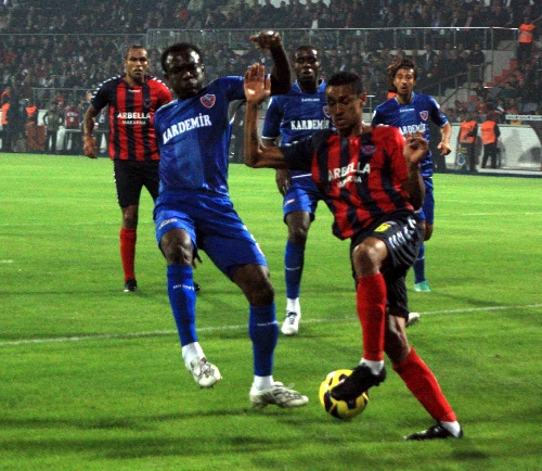 Mersin İdmanyurdu: 0 - Kardemir D. Ç. Karabükspor: 0 (İlk yarı)