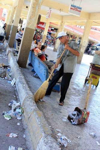 Mersin Otogarı'ndaki çöp yığınları ürkütüyor