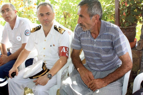 Mersin şehidine ağlıyor