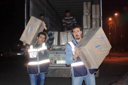 Mersin'de 10 bin şişe sahte içki, 200 bin paket kaçak sigara ele geçirildi