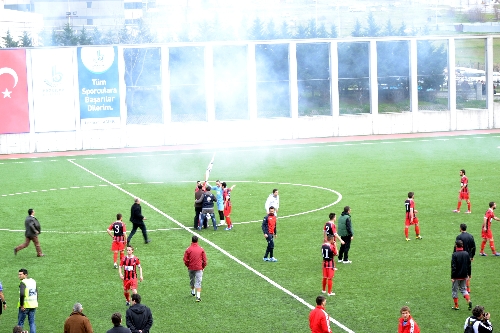 Mete Kalkavan'ın yönettiği maçta olay