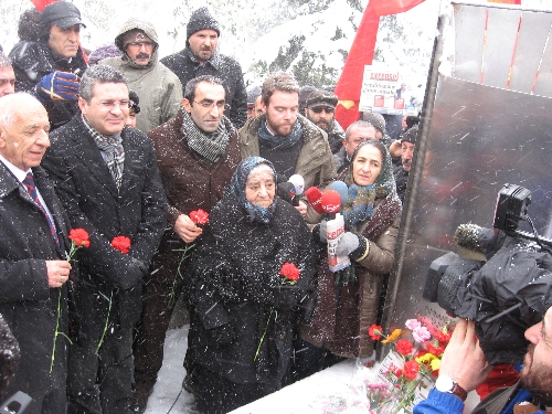 Metin Göktepe mezarı başında anıldı