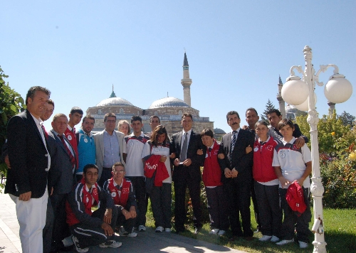 Mevlana'ya gittiler şampiyonluk için dua ettiler