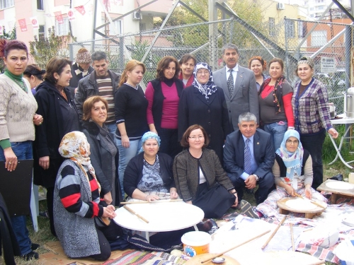 MHP Genel Başkanı Yardımcısı Demirel Adana'da yufka pişirdi