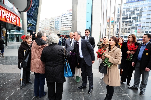 MHP'liler Kızılay'da kadınlara hediye dağıttı