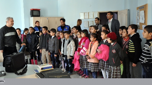 Midyat polisi, minik öğrencileri misafir etti
