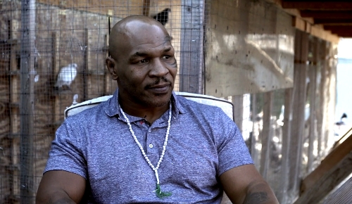 Mike Tyson tespihini boynunda taşıyor