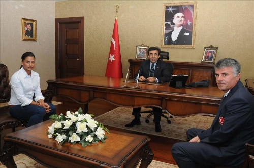 Milli atlet Nevin Yanıt'tan Vali Güzeloğlu'na ziyaret