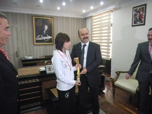 Milli güreşçi Demirhan ödüllendirildi