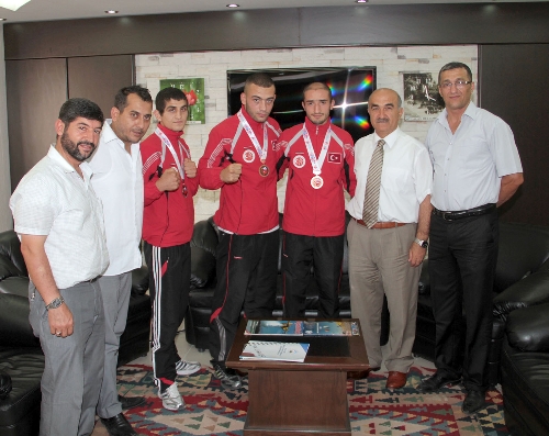 Milli sporculara başarılarından dolayı altın hediye edildi
