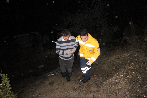 Minibüs 15 metreden dereye uçtu: 1'i ağır 4 yaralı