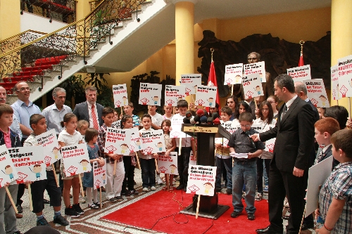 Minik öğrencilerden büyüklere: Bizi günaha sokmayın