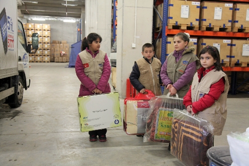 Minik yüreklerden Suriye'lilere, battaniye ve nakdi yardım