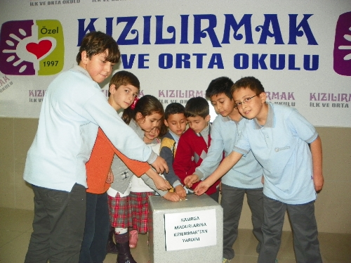 Minikler, haçlıklarını Amerika'daki afetzedelere gönderdi