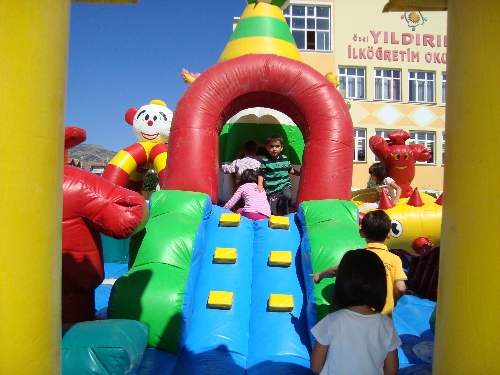 Minikler, okula şişme oyun parkında alışıyor