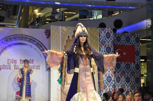 Moldova'da Osmanlı kıyafetleri defilesi
