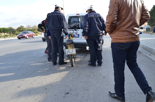 Motosiklet, polis otosuna çarptı: 1 yaralı