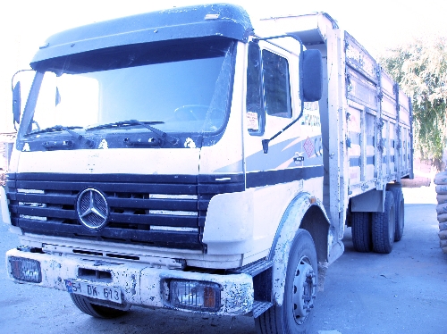 Motosiklete çarpan kamyon sürücüsü kaza yerinden kaçtı