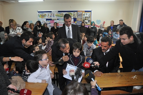Muammer Yıldız, miniklere karne dağıttı