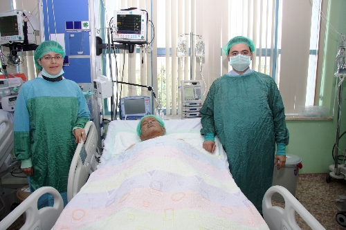 Muayene sırası beklerken kalbi durdu, zamanında müdahaleyle hayata döndü