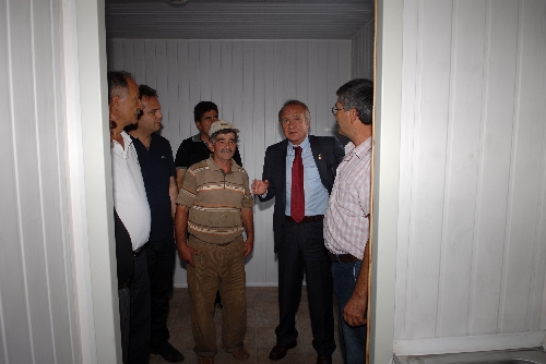 Muratpaşa Belediyesi, 2 ay önce evi yanan aileye konteyner hediye etti