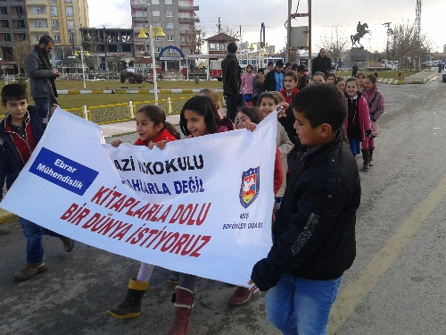 Muşlu çocuklar, 'Silaha hayır, kitaba evet' dedi