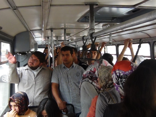 Muş'ta derslere geç kalan üniversite öğrencileri yol kesti