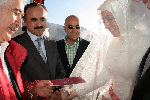 Mutluluğa ilk adımı, Erciyes'te gondolda attılar