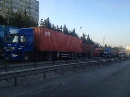 Nakliyeciler gümrük yolunu kapattı