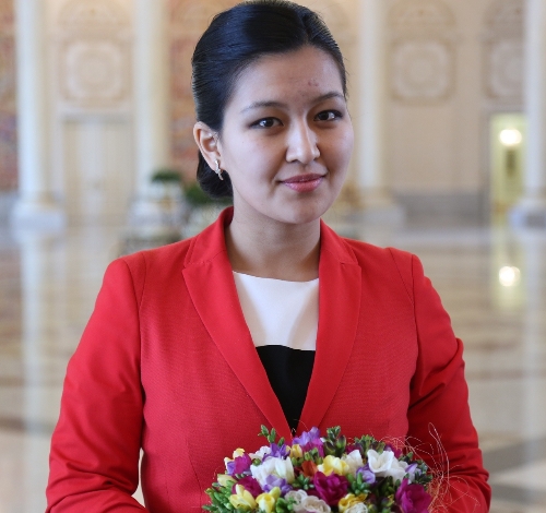 Nazarbayev, 32 yaşında 7 çocuk sahibi olan anneyi ödüllendirdi