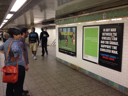 New York Metrosu'ndaki afişlere tepki sürüyor