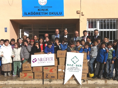 Nilüfer Bademli minik öğrenciler karne öncesi köylü arkadaşlarını sevindirdi