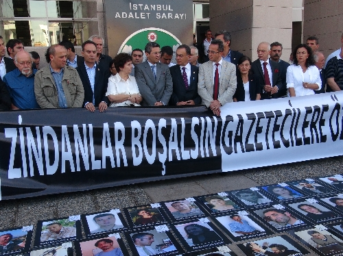 Odatv sanıklarına destek için kalem bıraktılar