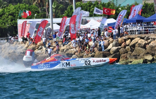 Offshore yarışındaki kaza yürekleri ağızlara getirdi