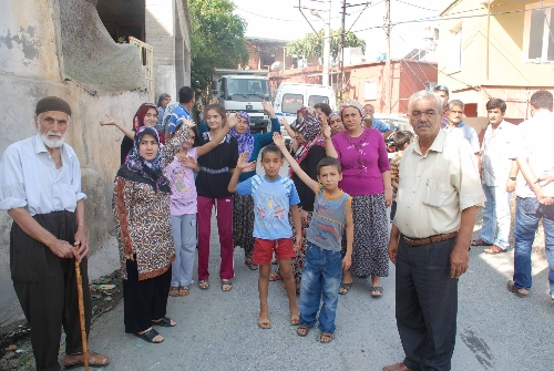 Öğrenci ve veliler, kamyonların geçtiği yolda eylem yaptı
