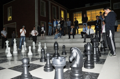 Öğrenciler açık alanda satranç oynayabilecek