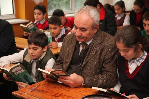 Öğrenciler, yazarlarla birlikte aynı sırada kitap okudu