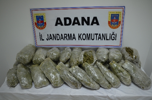 Öğrencileri hedef alan uyuşturucu tacirleri 50 kilo esrarla yakalandı